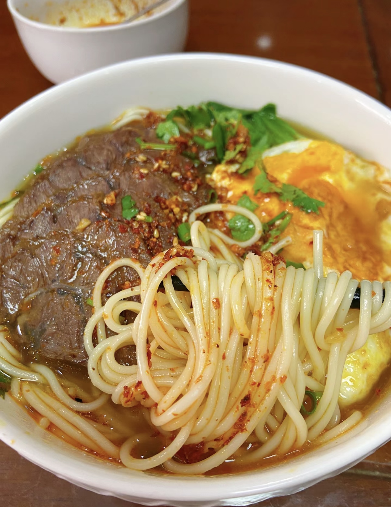 卤香四溢的牛肉面，大块牛肉软烂入味，卤汁 配图2
