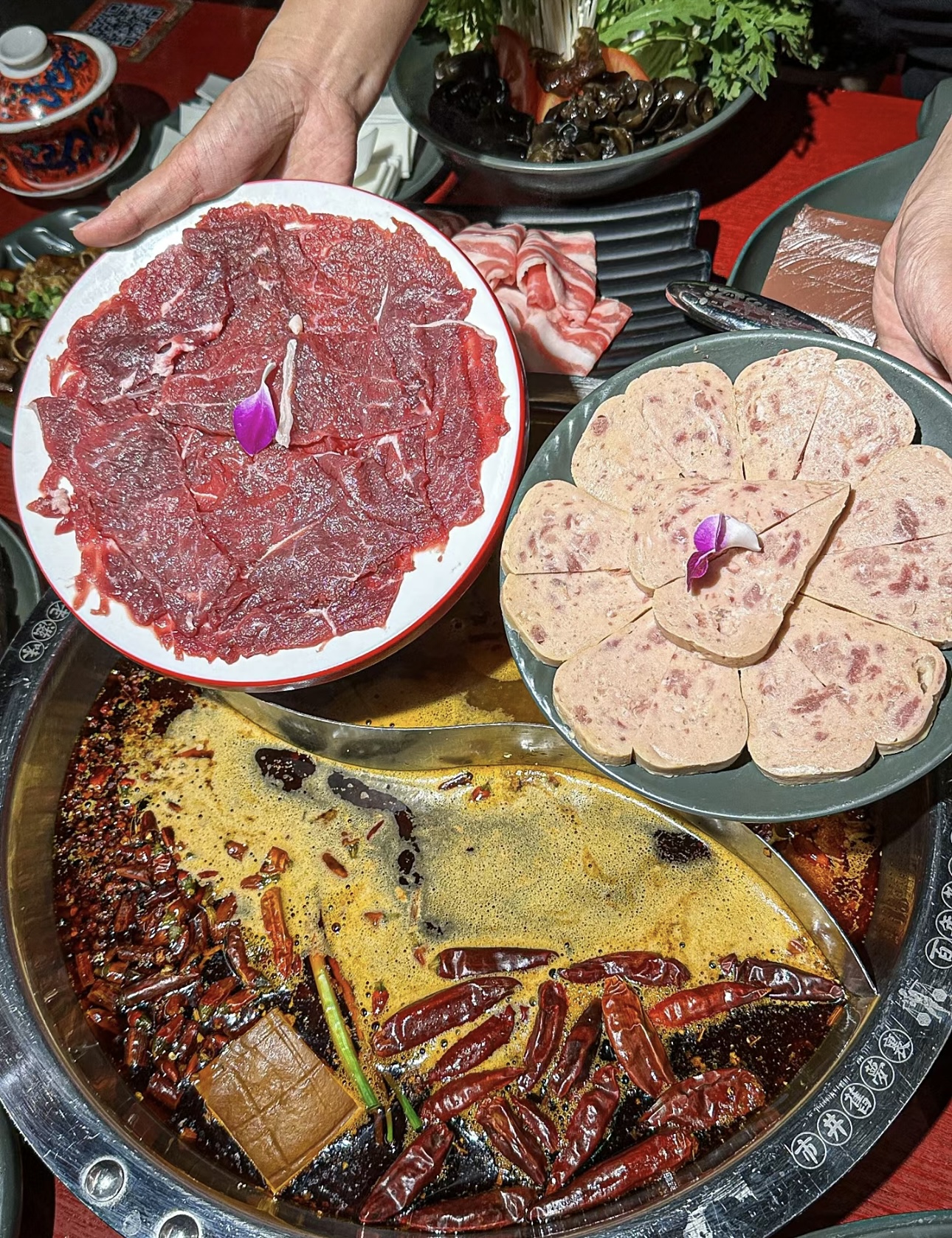 来尝鸭血火锅！鸭血滑嫩细腻，锅底麻辣鲜香 配图3