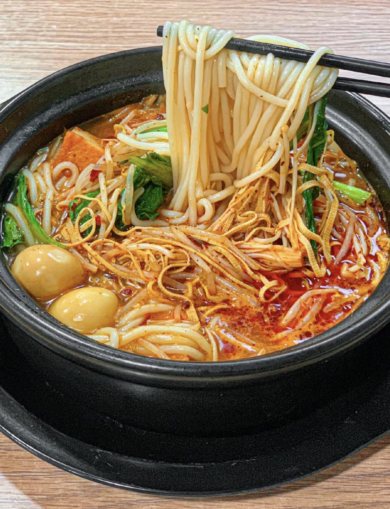 热气腾腾的砂锅米线，各种食材在砂锅中翻滚 配图2