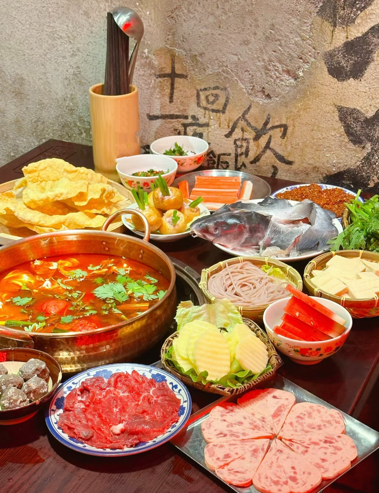 酸香四溢的酸汤鱼火锅来啦！新鲜鱼肉在酸辣 配图3