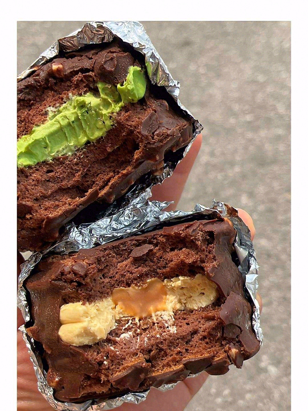 🍫外层的巧克力脆皮裹着松软的蛋糕胚，味道 配图2