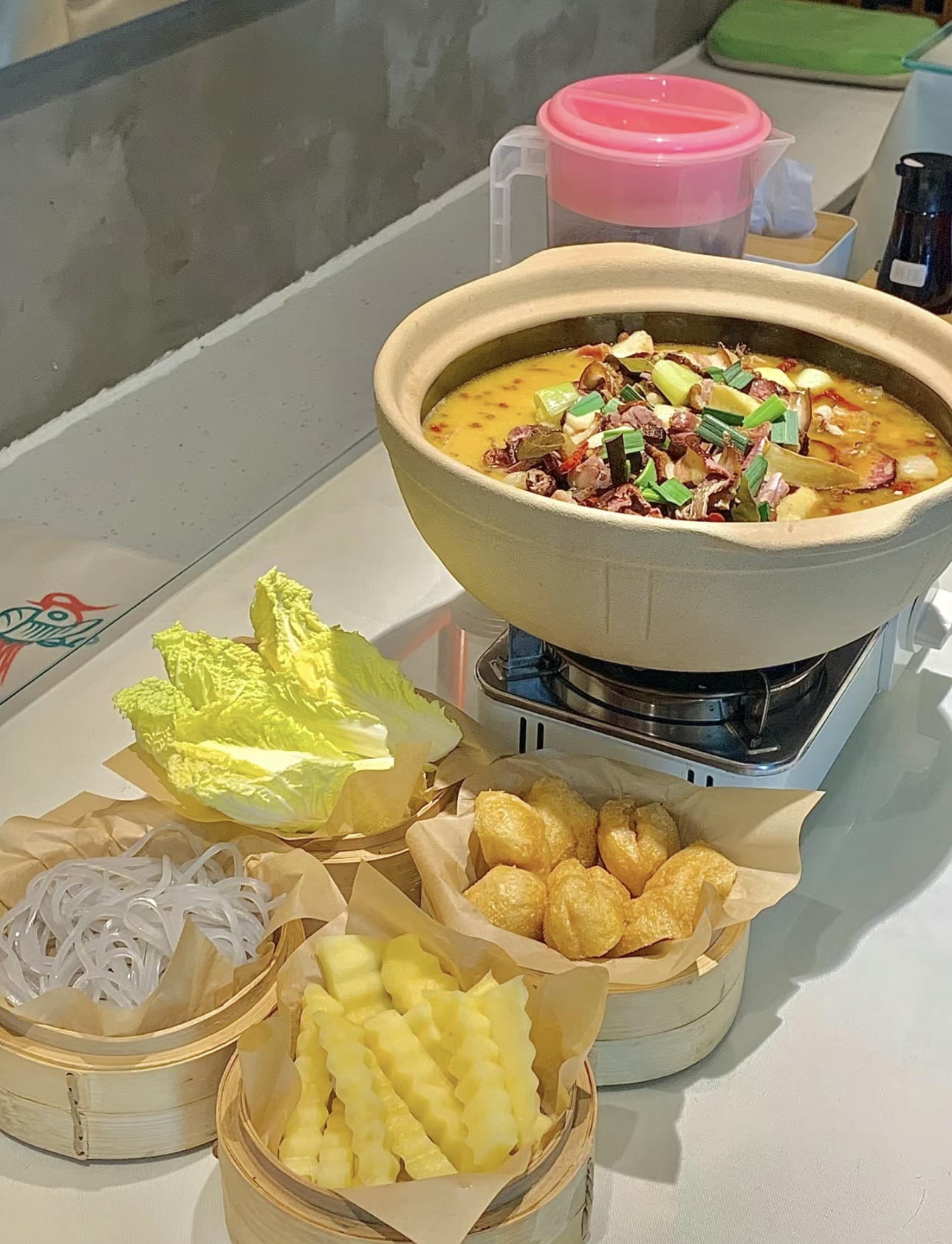 腊排骨咸香四溢，搭配鲜美的汤底，在锅中翻 配图2