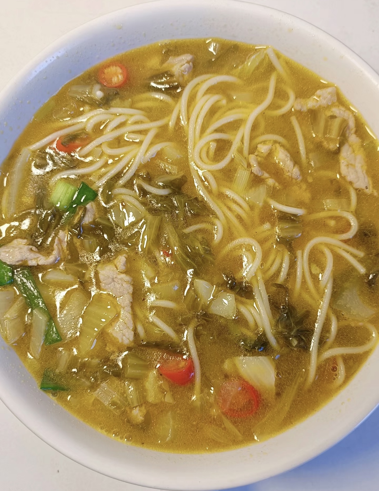 一碗酸菜瘦肉面，是家的味道，是记忆的回响 配图2