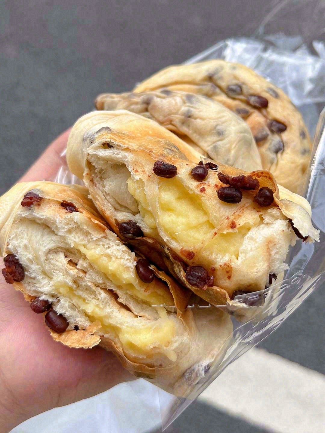 爱上酥软Q弹的红豆乳酪包😍 一口咬下，酥 配图3