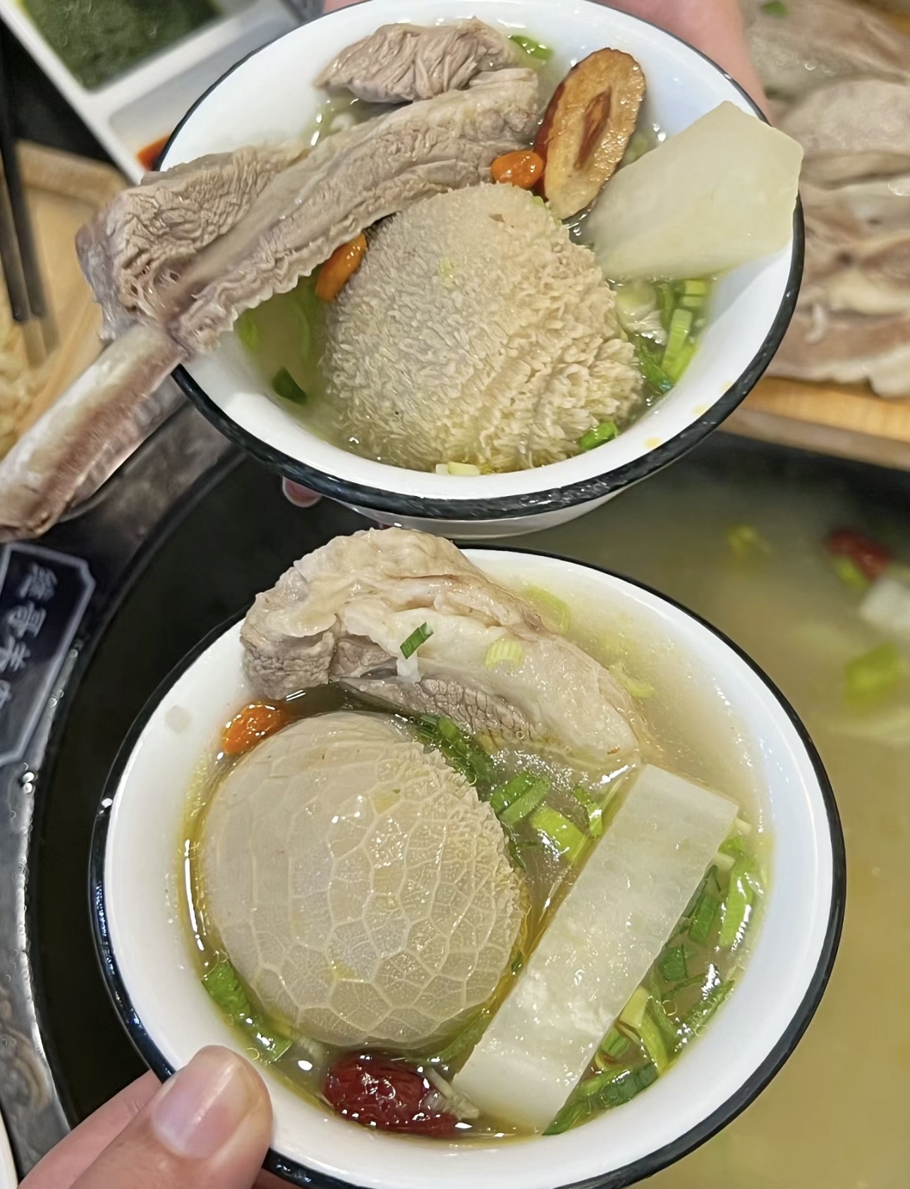羊汤火锅，鲜香四溢。浓郁羊汤为底，食材在 配图3