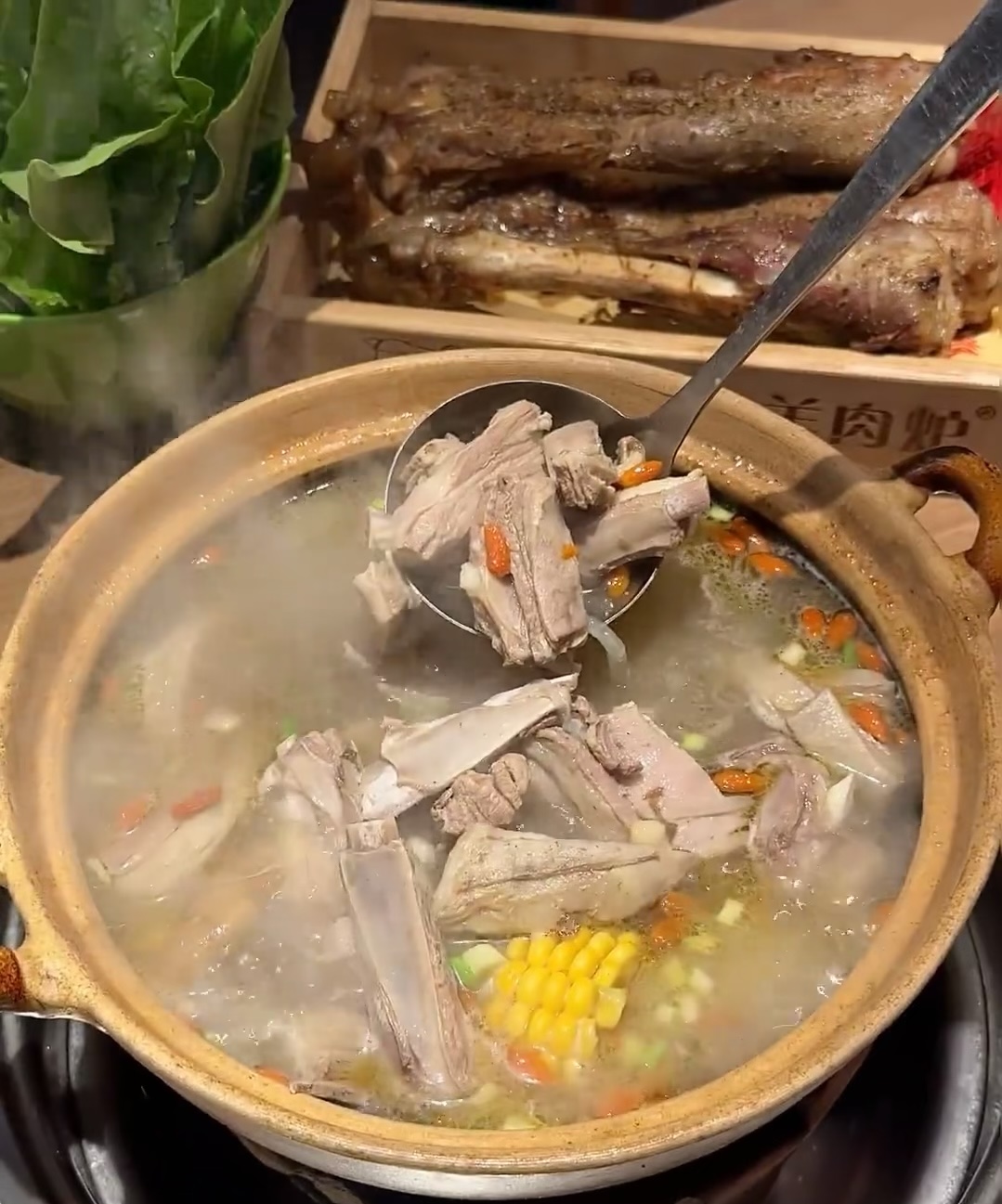 啊啊啊！满满的大锅的羊肉量是真的足啊！先 配图2