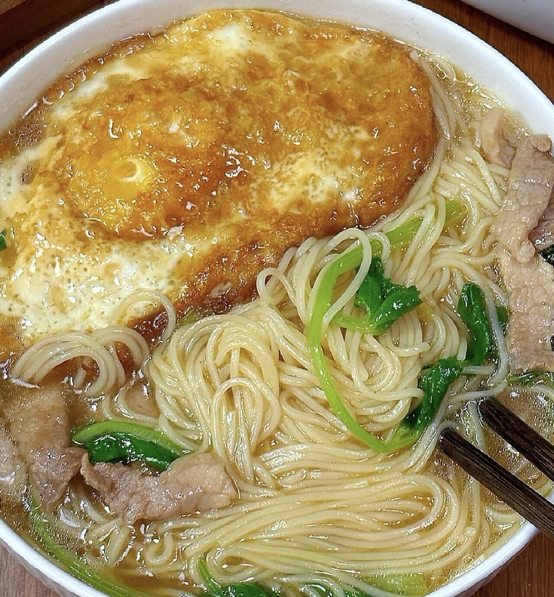 今天的晚餐是一碗热气腾腾的清汤面条，简单 配图3