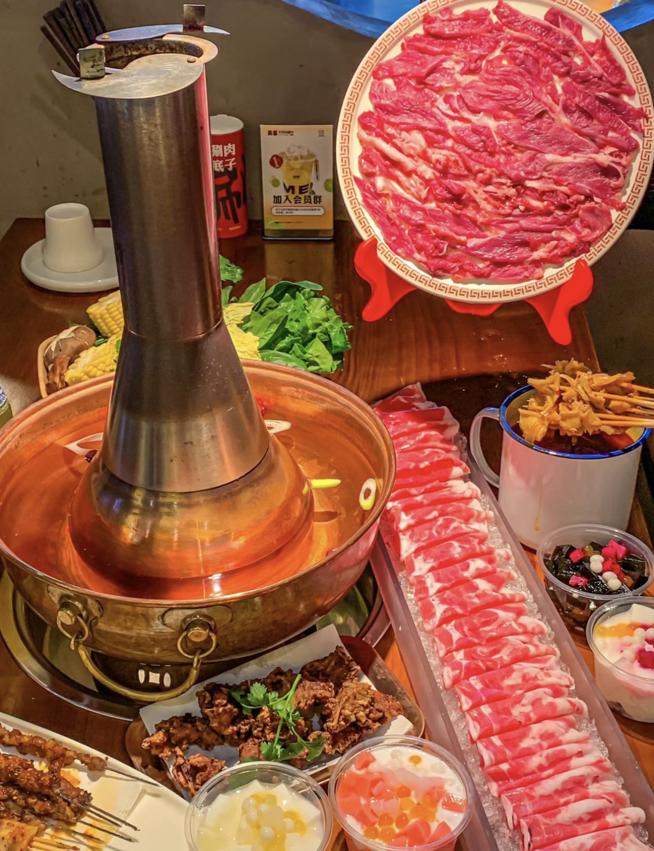 铜锅袅袅升热气，鲜肉片片涮香来。清汤锅底 配图1