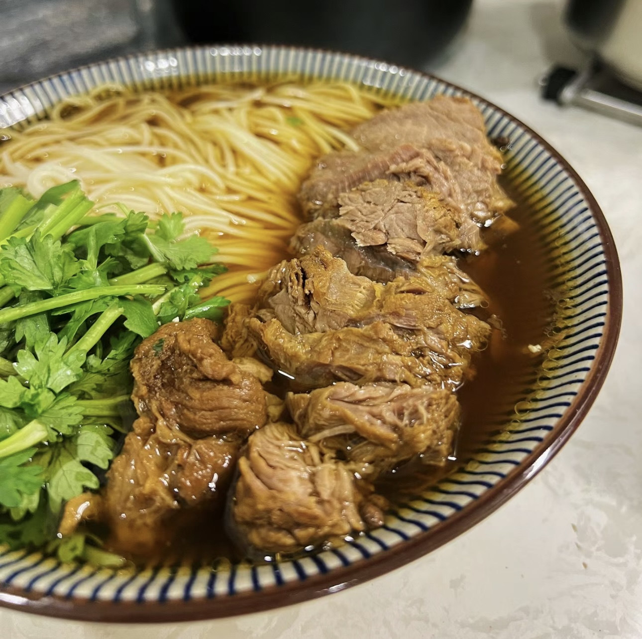 一碗红烧牛肉面，大块牛肉软烂入味，面条劲 配图3