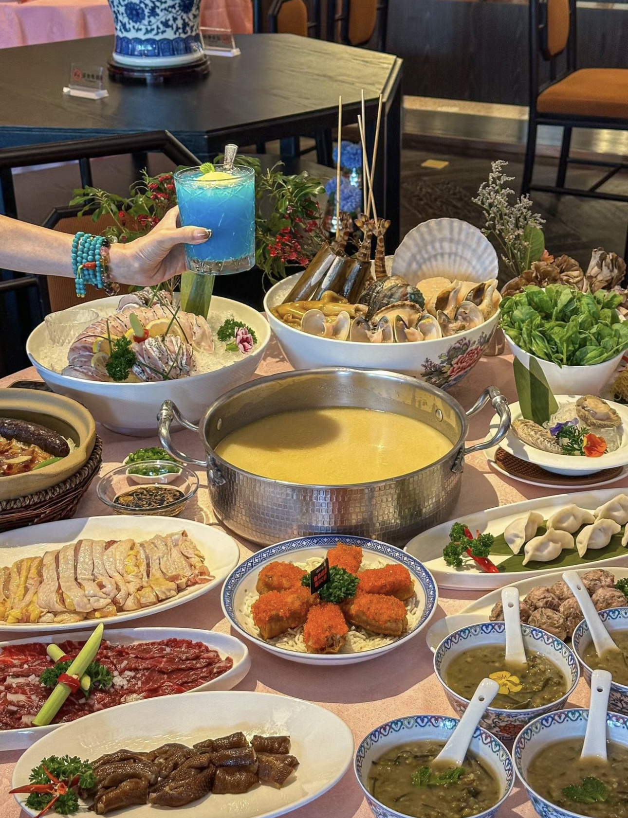 港式火锅，精致之选。浓郁汤底，食材上乘。 配图1