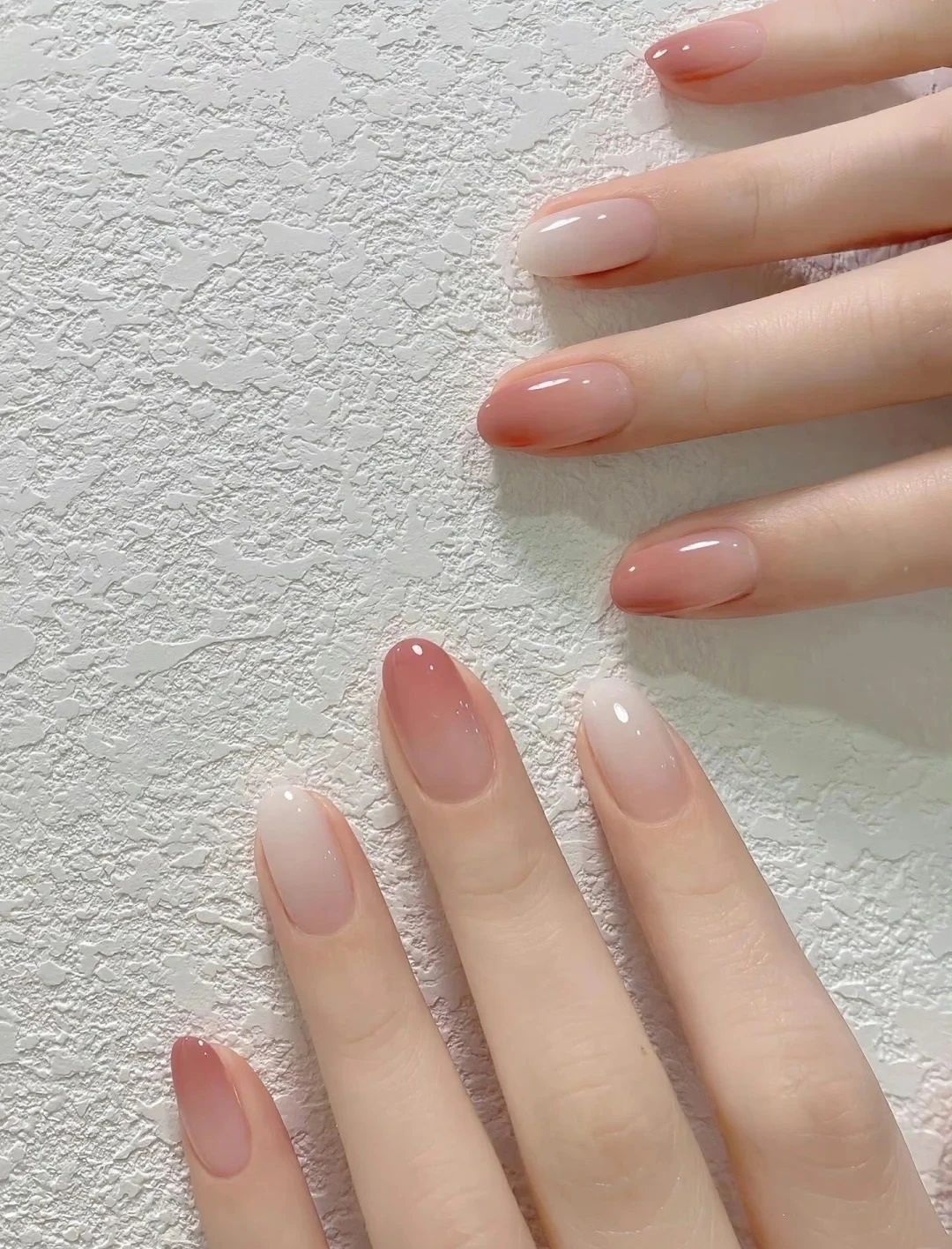 温柔简约裸色指甲💅 在不同光线下都显得特