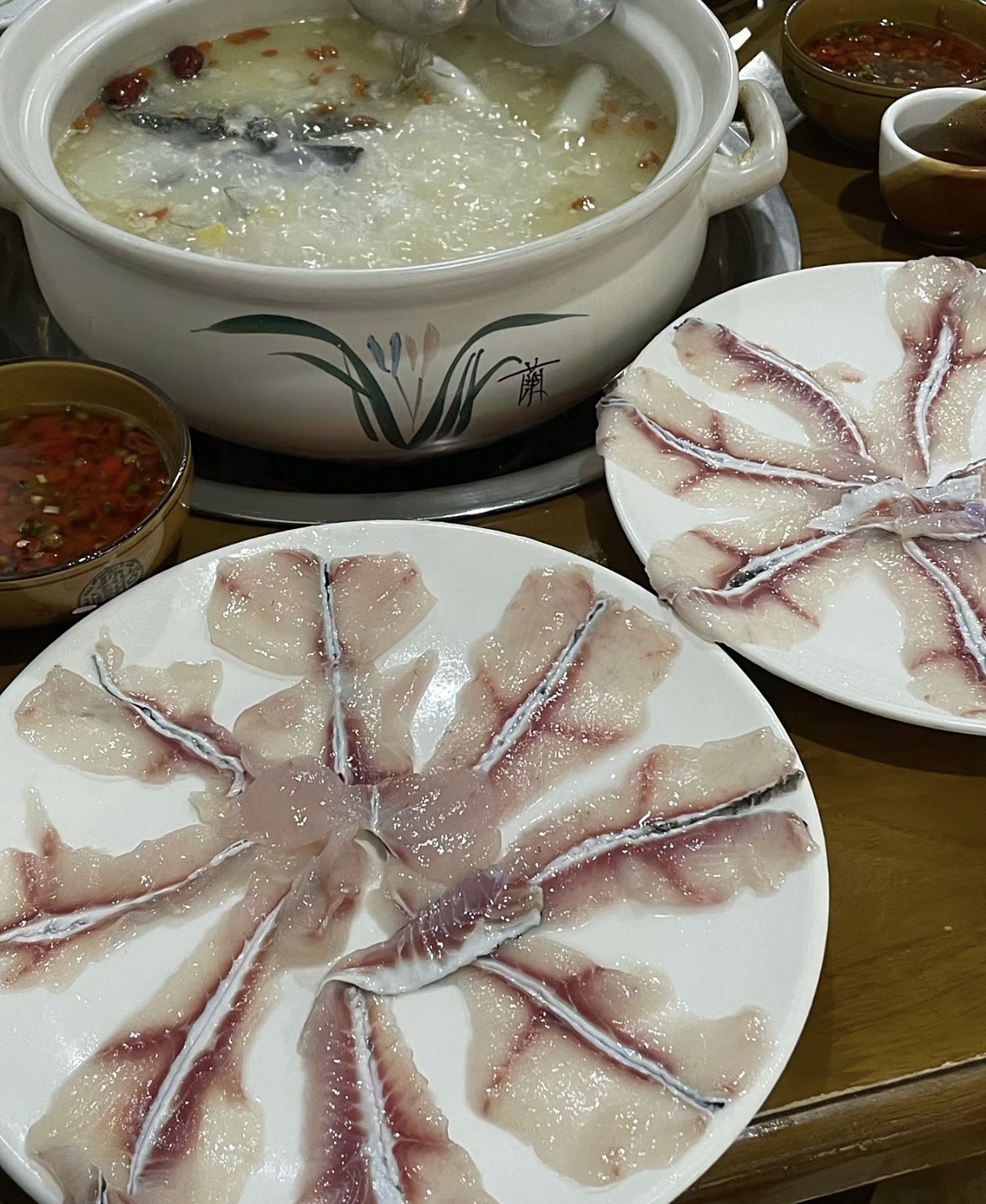 薄如蝉翼的鱼片，在鲜香四溢的火锅中轻轻翻 配图2