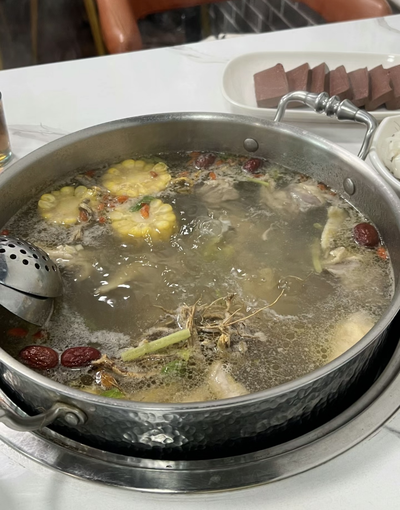 鲜香四溢的土鸡火锅，土鸡肉质紧实，在浓郁 配图1