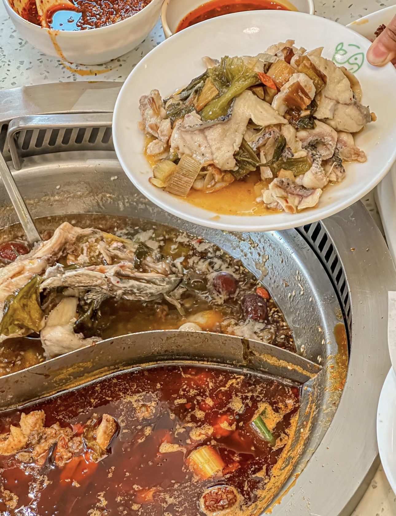 太原特色酸菜鱼火锅，鲜鱼与酸菜完美融合。 配图3