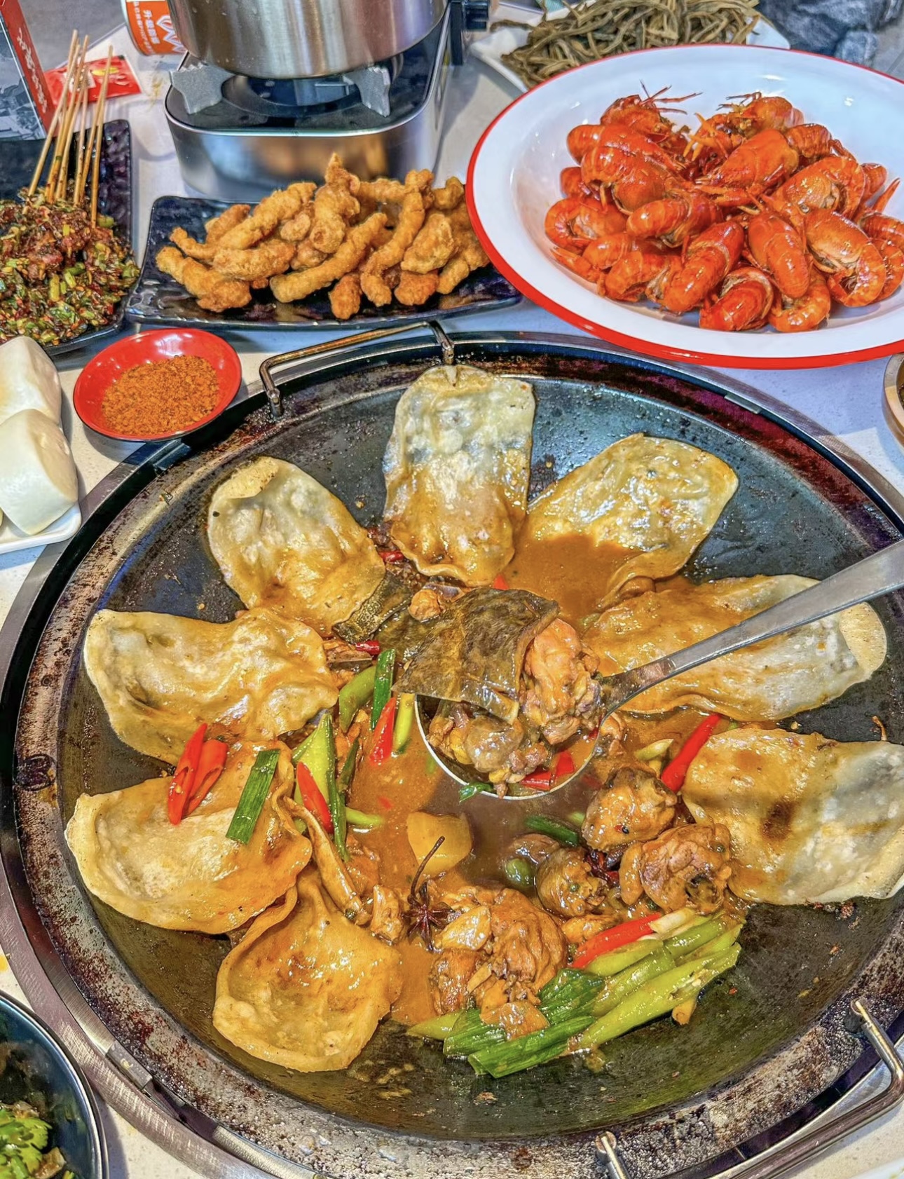 来品尝地锅鸡啦！铁锅炖煮，鸡肉鲜嫩多汁， 配图3