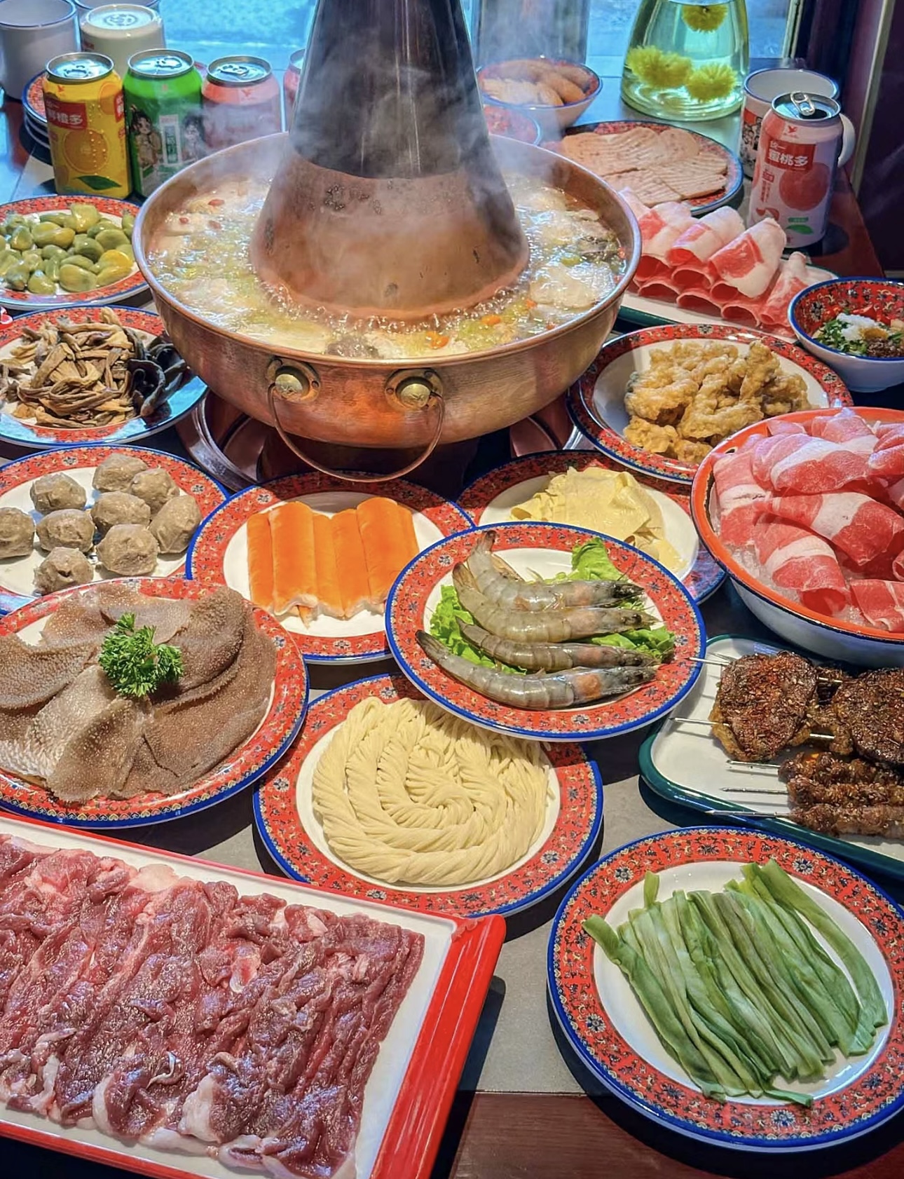 铜锅清汤，炭火温香。鲜嫩羊肉，薄如纸张。 配图2
