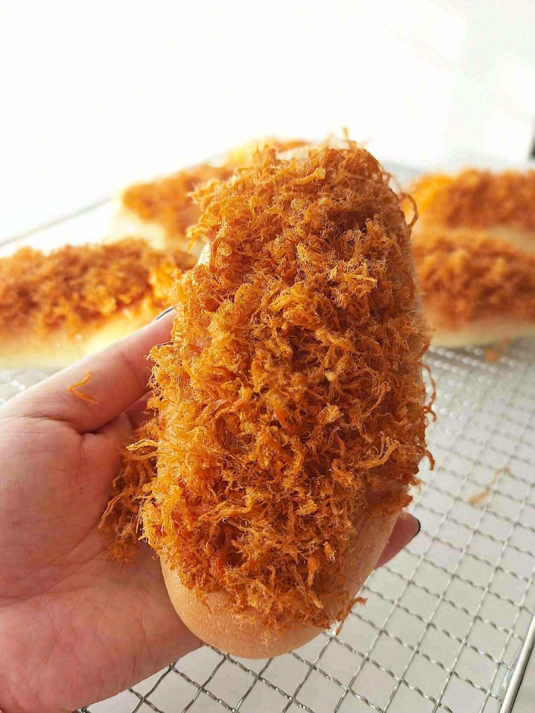 🥖包体柔软，组织细腻，肉松略有嚼劲😋 咸 配图1