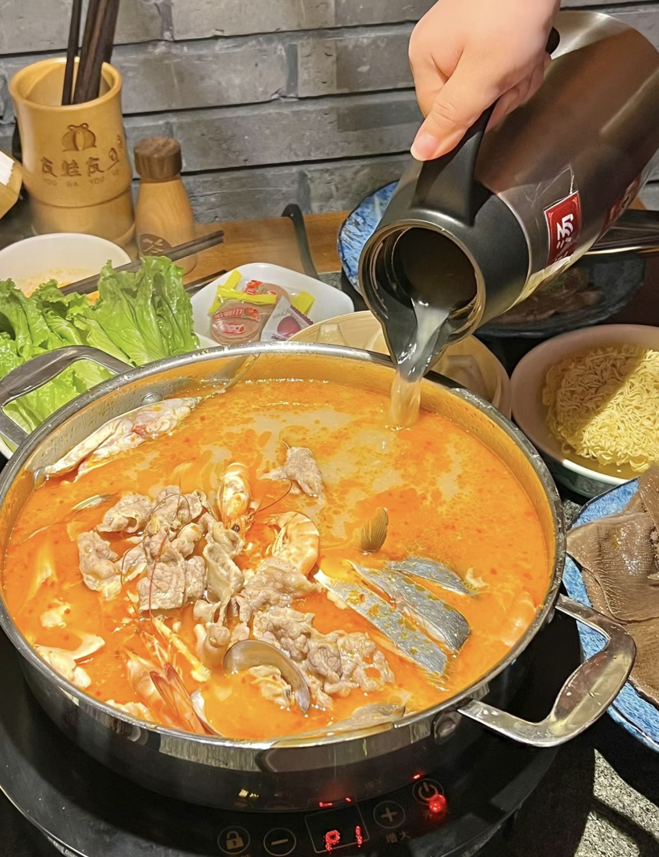糟粕醋火锅散发着独特的酸香，食材在锅中翻 配图1