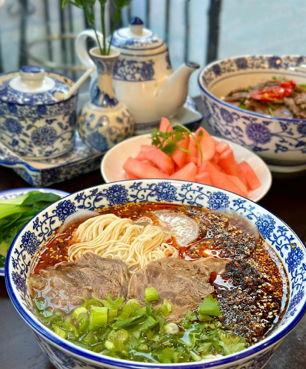 师傅现场手工拉的面，粗细从毛细到大宽都有 配图2