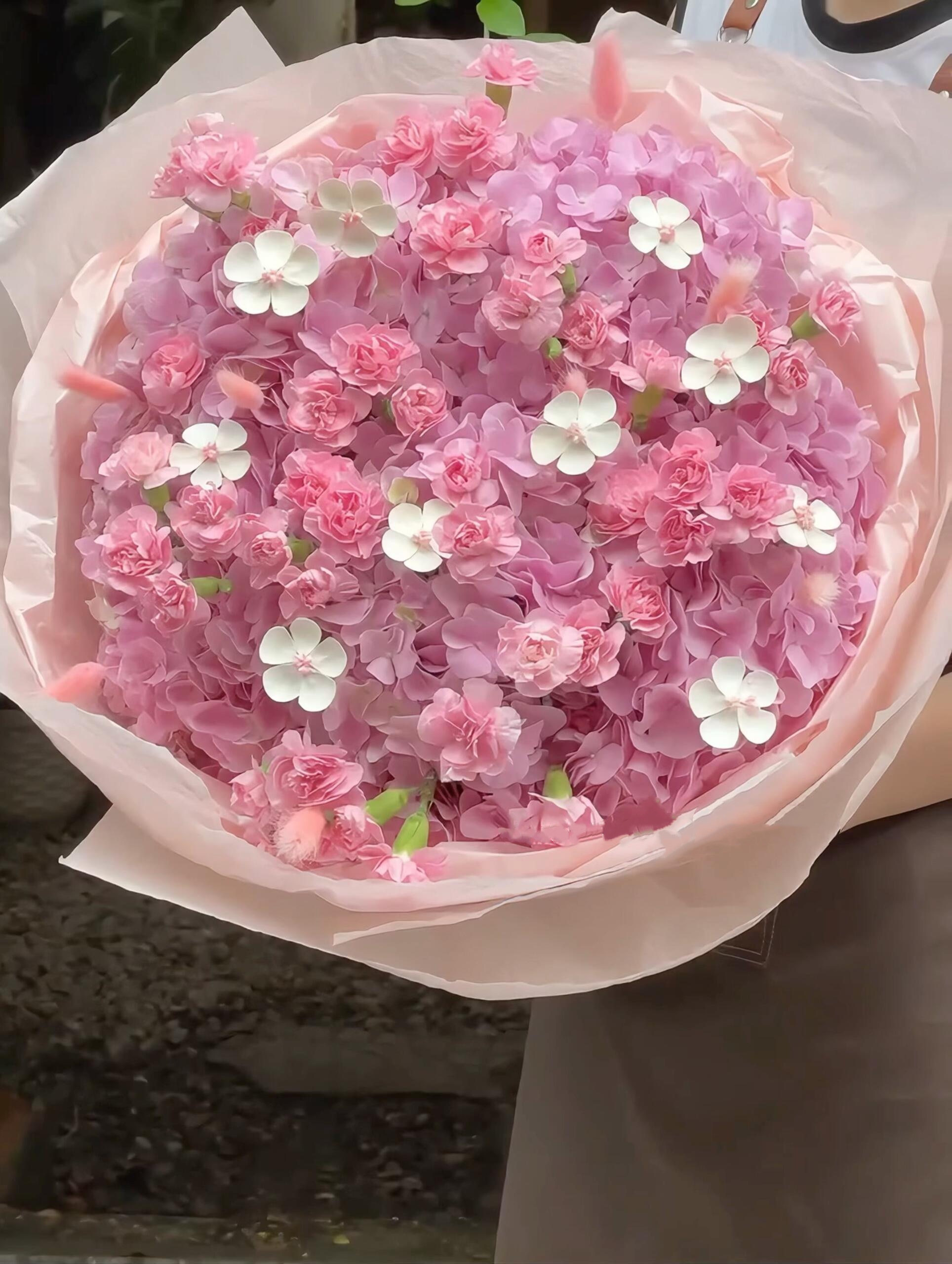 饱满的绣球裹着细碎的康乃馨 每一朵花🌸都 配图1