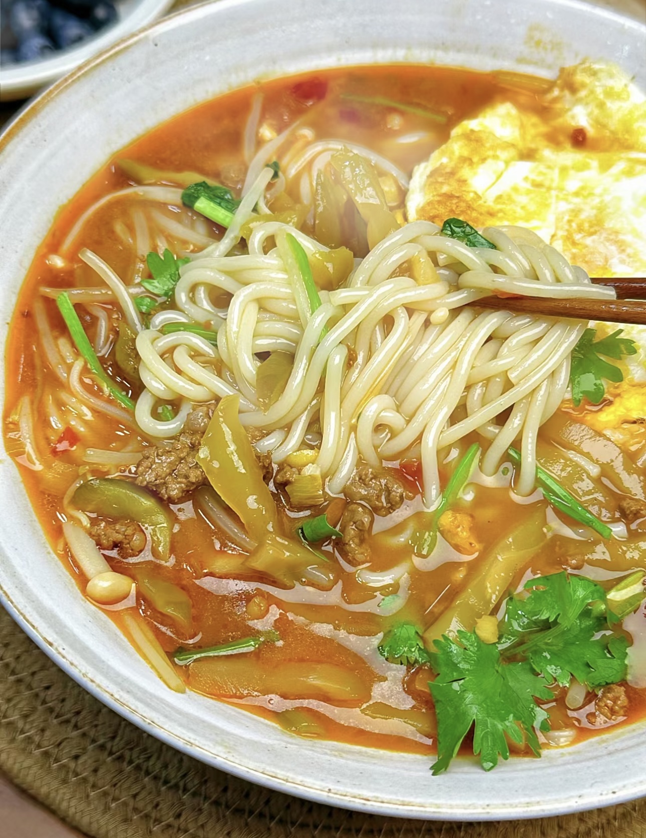 一碗榨菜牛肉米线，热气腾腾，香气扑鼻。榨 配图3