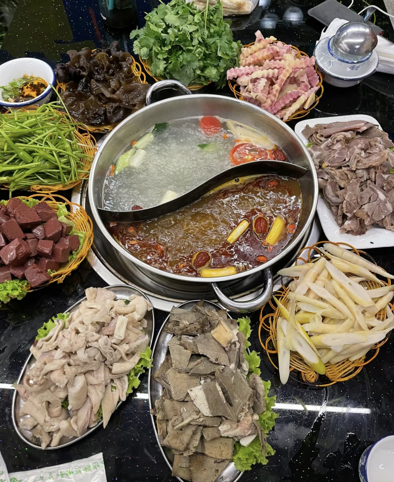 鲜嫩的黑山羊在锅中翻滚，释放出浓郁的肉香 配图1