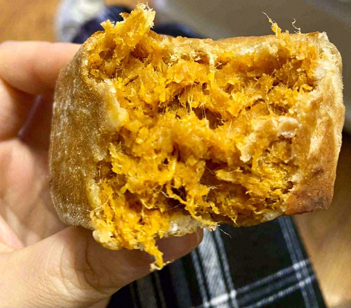 🐣蛋黄肉松的贼香！咸甜口的，饼皮很薄🥞肉 配图2