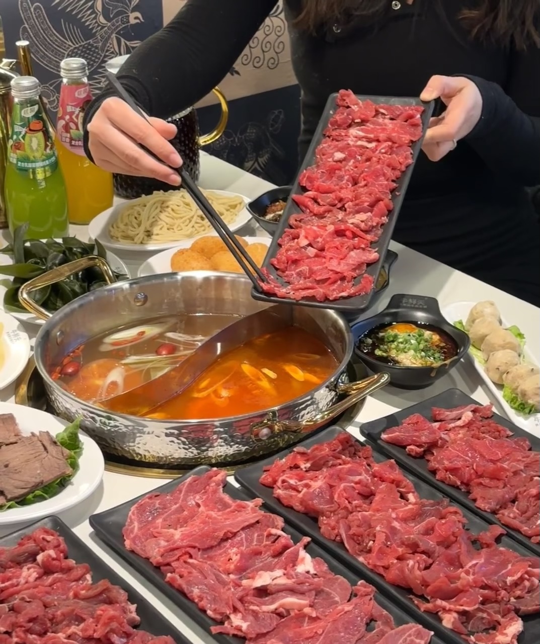 火锅派对开始啦！ ◎多样的食材，滚烫的锅 配图1