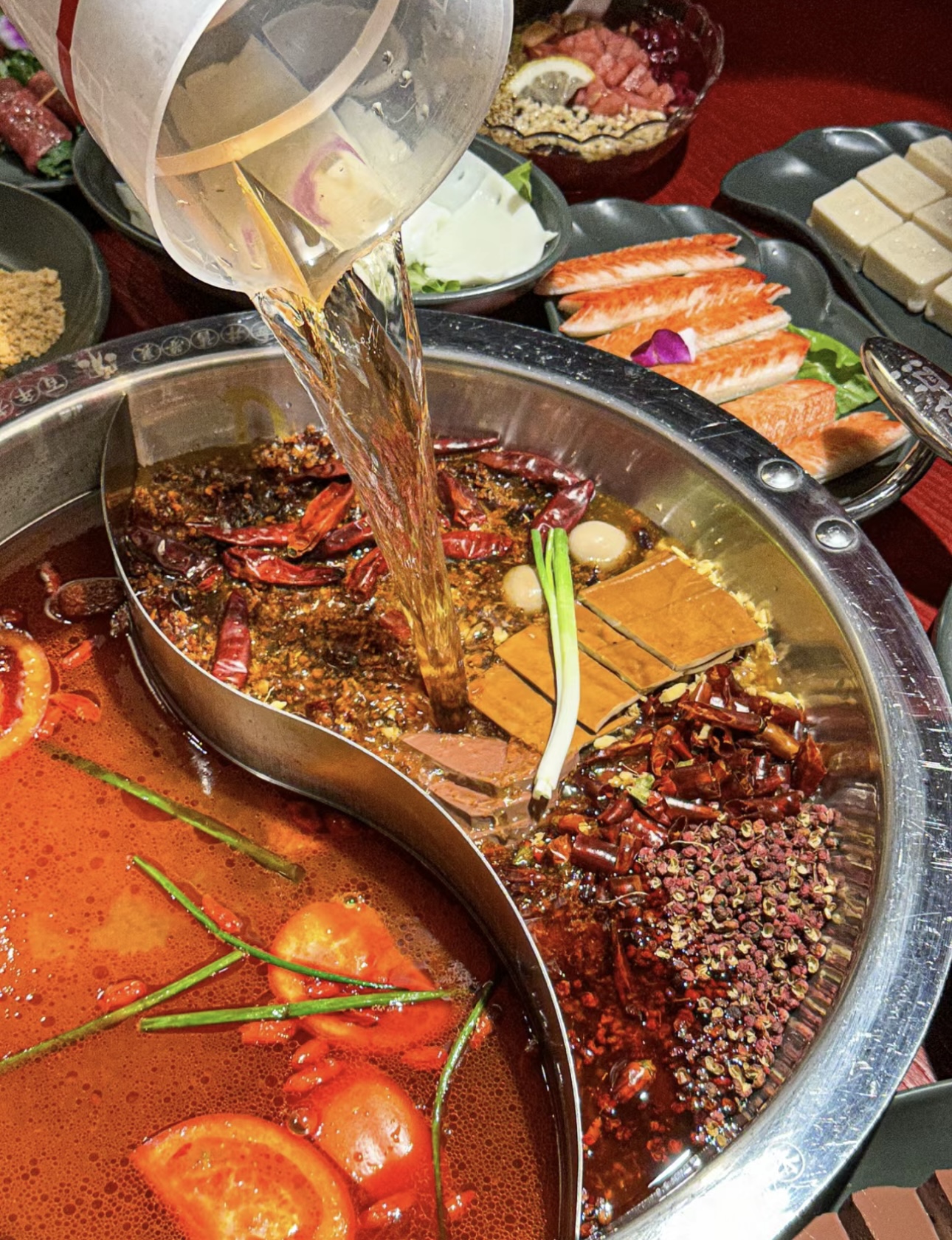 来尝鸭血火锅！鸭血滑嫩细腻，锅底麻辣鲜香 配图1