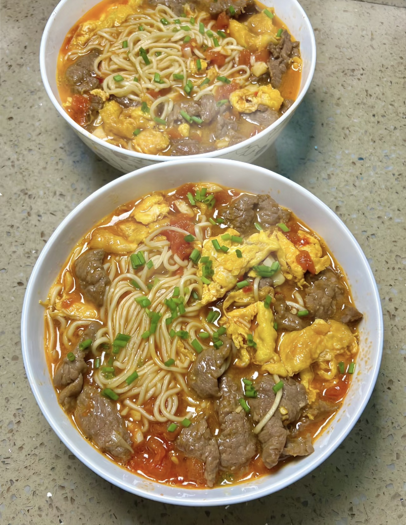 精选牛肉，鲜嫩多汁；营养鸡蛋，增添美味。 配图1