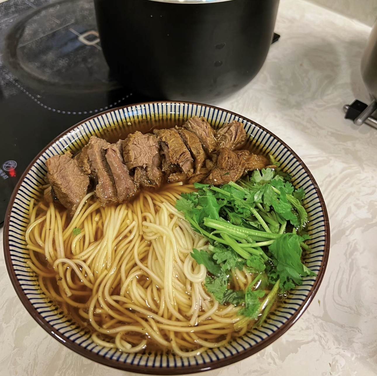 一碗红烧牛肉面，大块牛肉软烂入味，面条劲 配图2