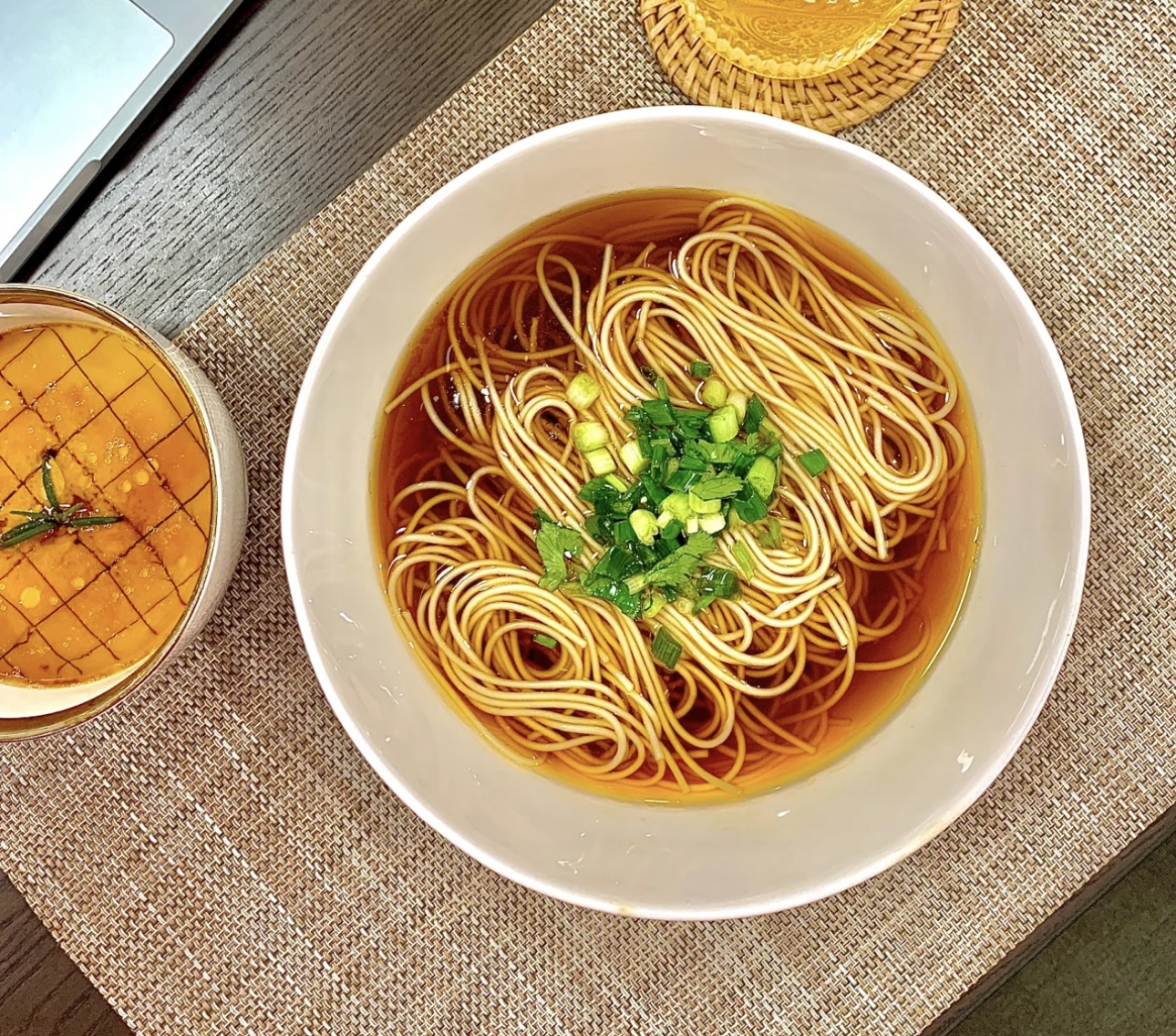 一碗阳春面，清汤寡水却有着独特韵味。那细 配图2