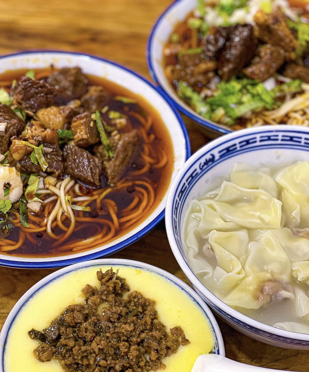 鲜香面条，爽滑入口。浓郁汤底，滋味醇厚。 配图1