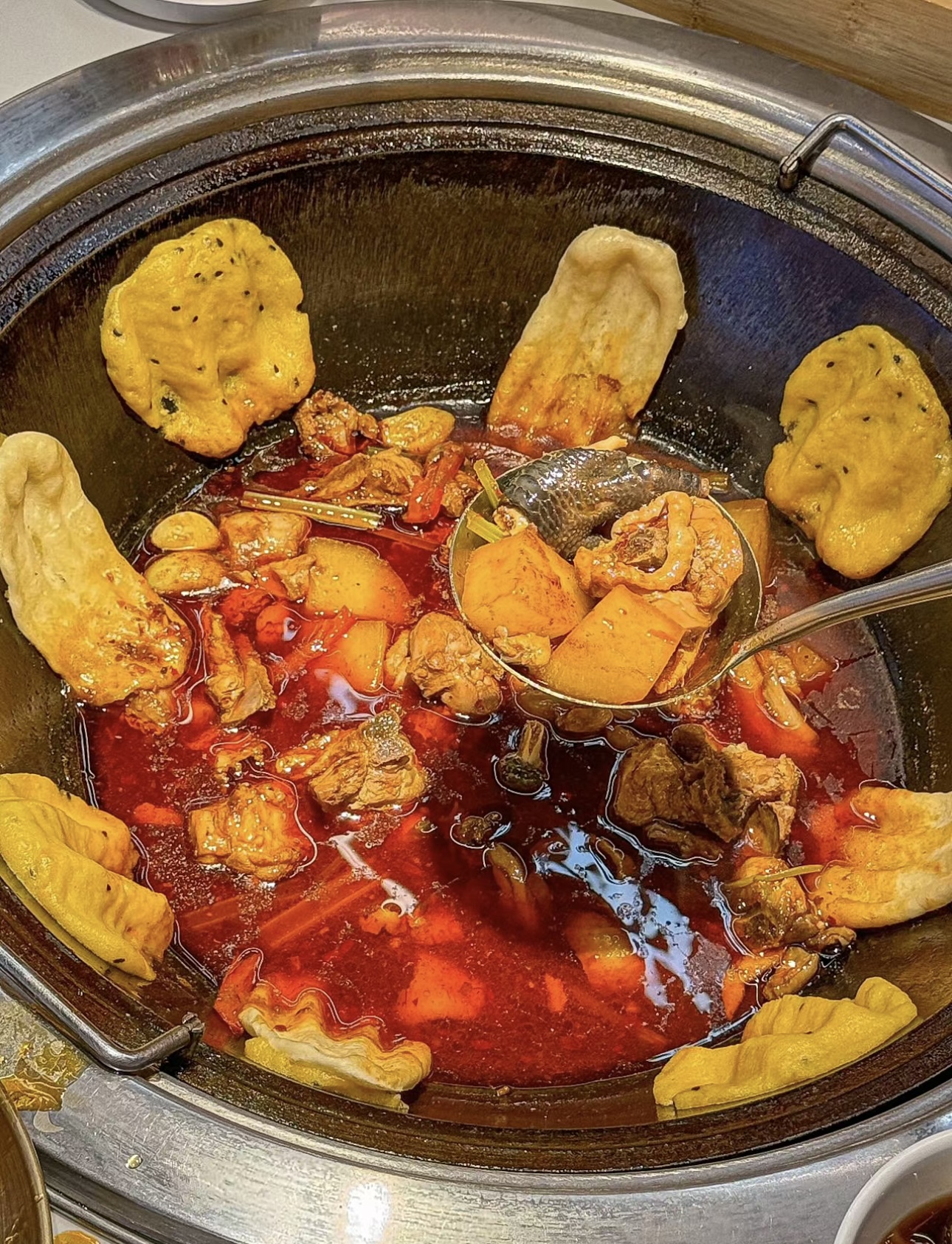 地锅鸡，传统美味的代表。鸡肉鲜嫩多汁，铁 配图3