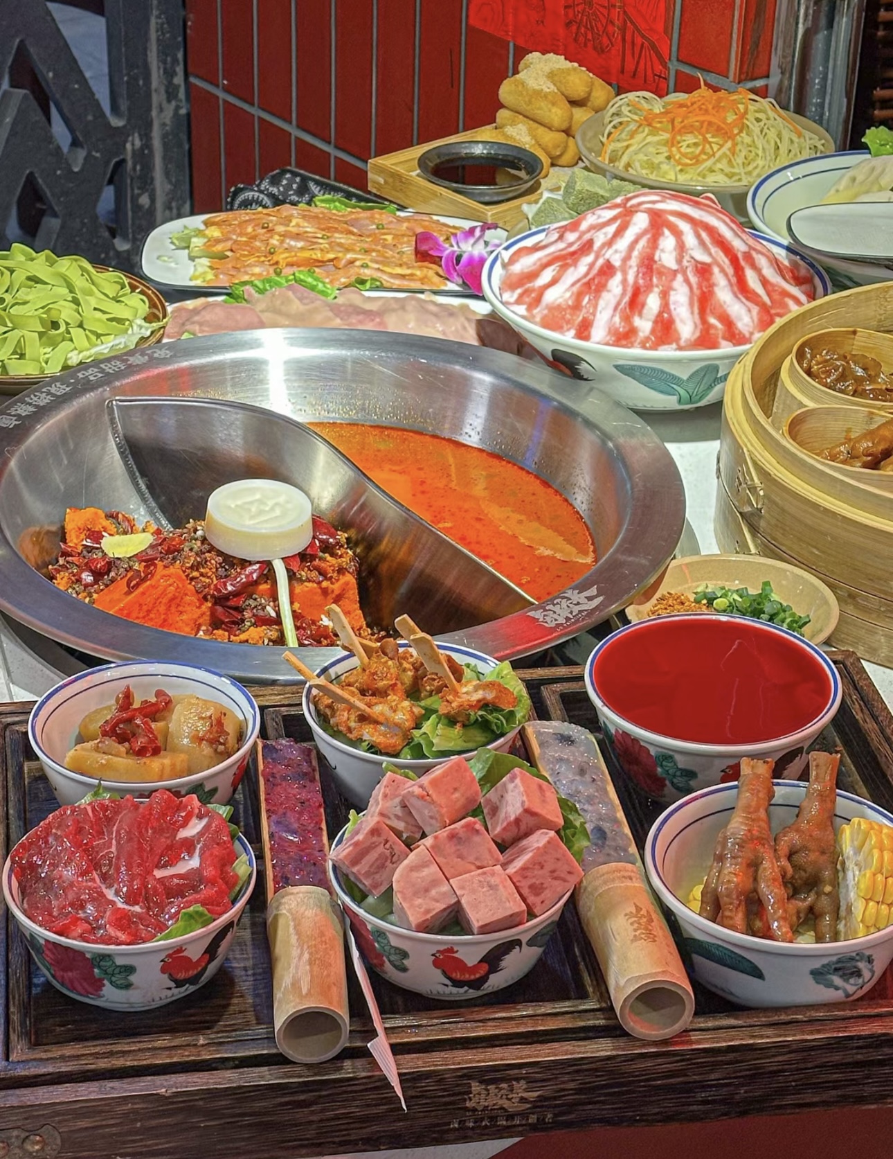 红汤翻滚，食材跳跃，麻辣鲜香刺激着味蕾， 配图2