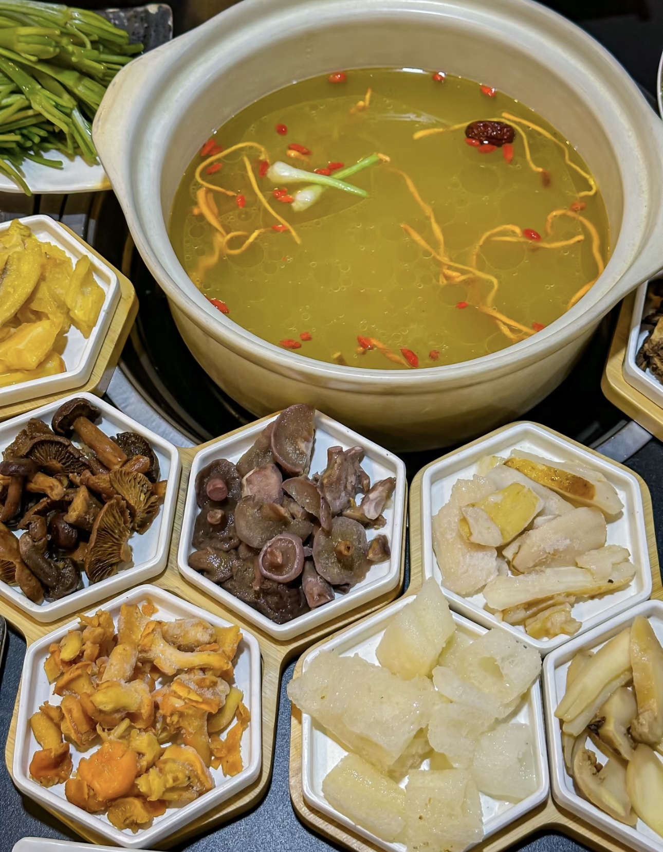 👀多种菌菇熬制的汤底，色泽诱人，香气扑鼻 配图2
