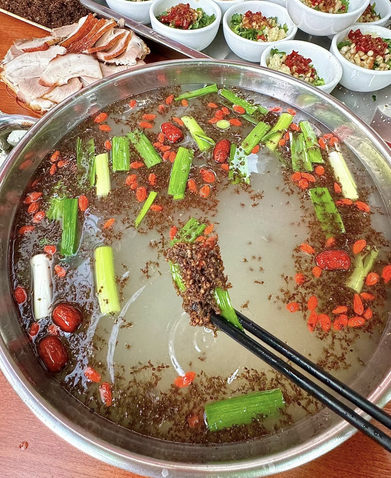 酸蚂蚁猪脚火锅，独特的酸蚂蚁融入浓郁汤中 配图1