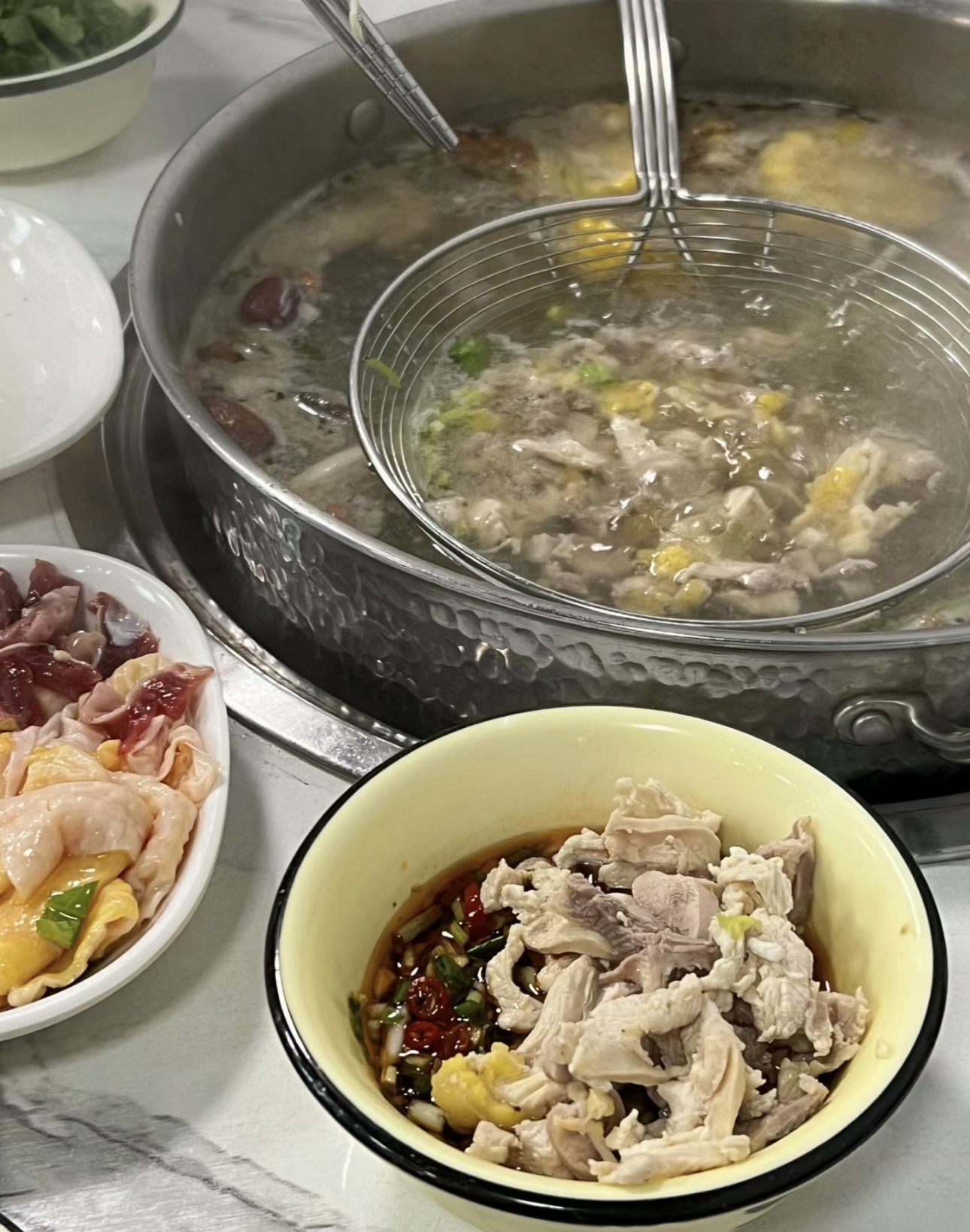 鲜香四溢的土鸡火锅，土鸡肉质紧实，在浓郁 配图3