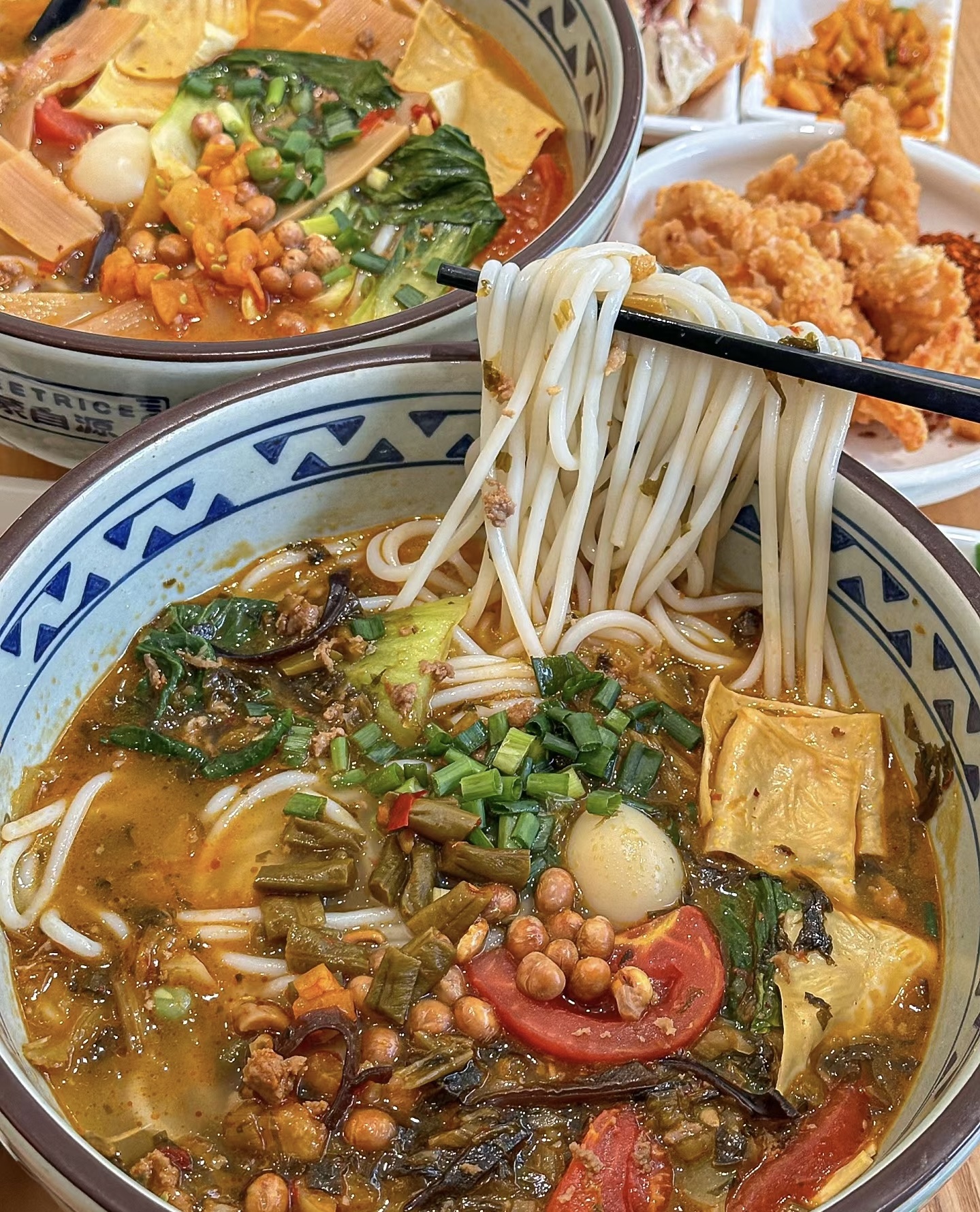 昆明小锅米线云南的酸腌菜＋ 肉沫！汤底都 配图2