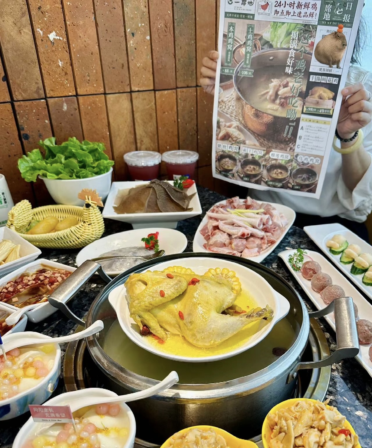 鲜嫩鸡肉在锅中炖煮，香气扑鼻。那浓郁的汤 配图1