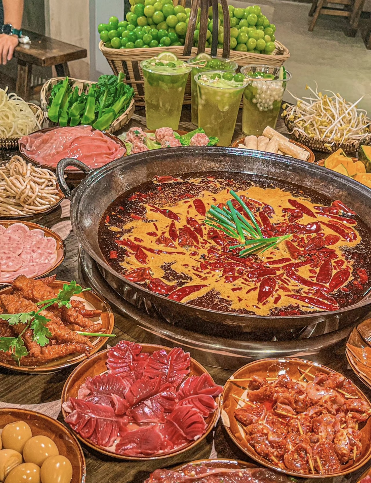 重庆火锅，魅力难挡！热辣锅底，食材丰富。 配图1