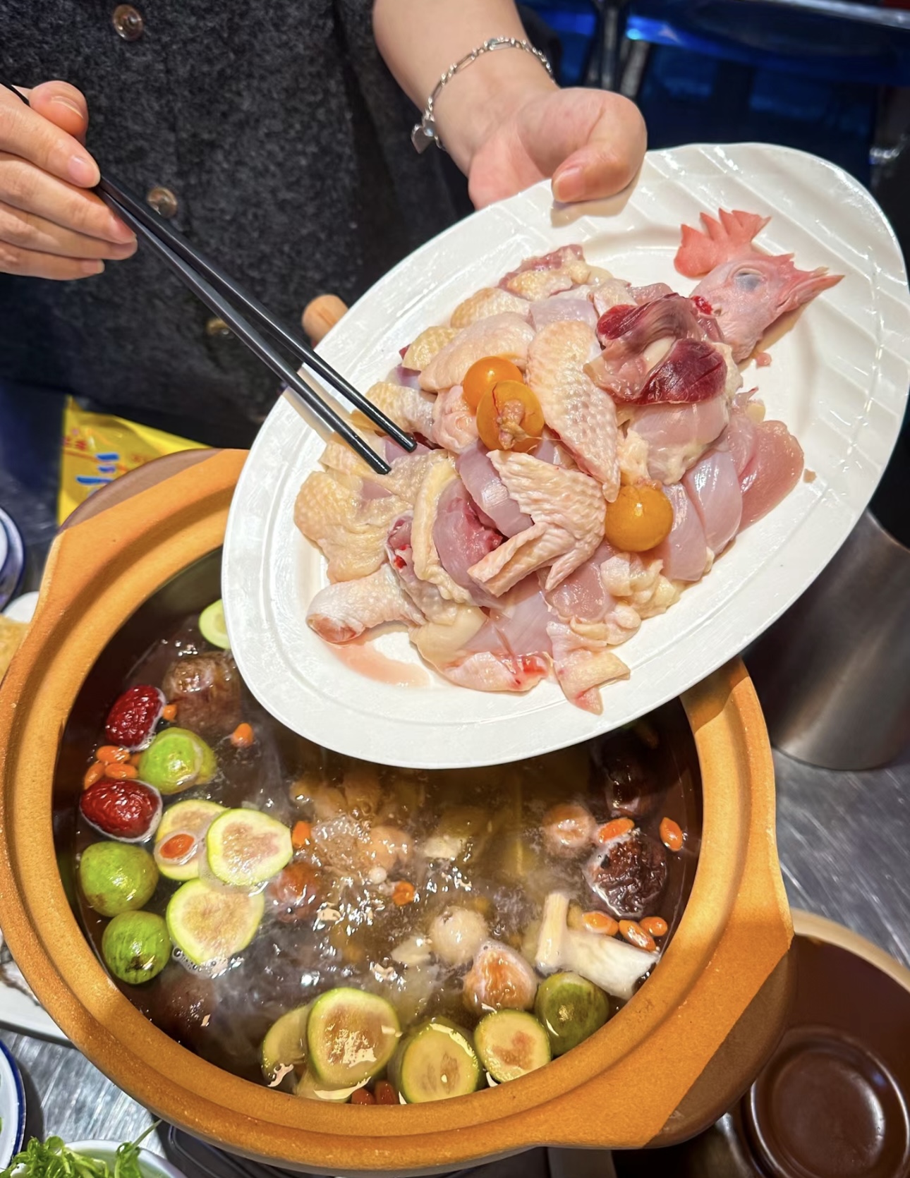 传统炭炉，慢炖出的美味鸡煲。鸡肉鲜嫩多汁 配图2