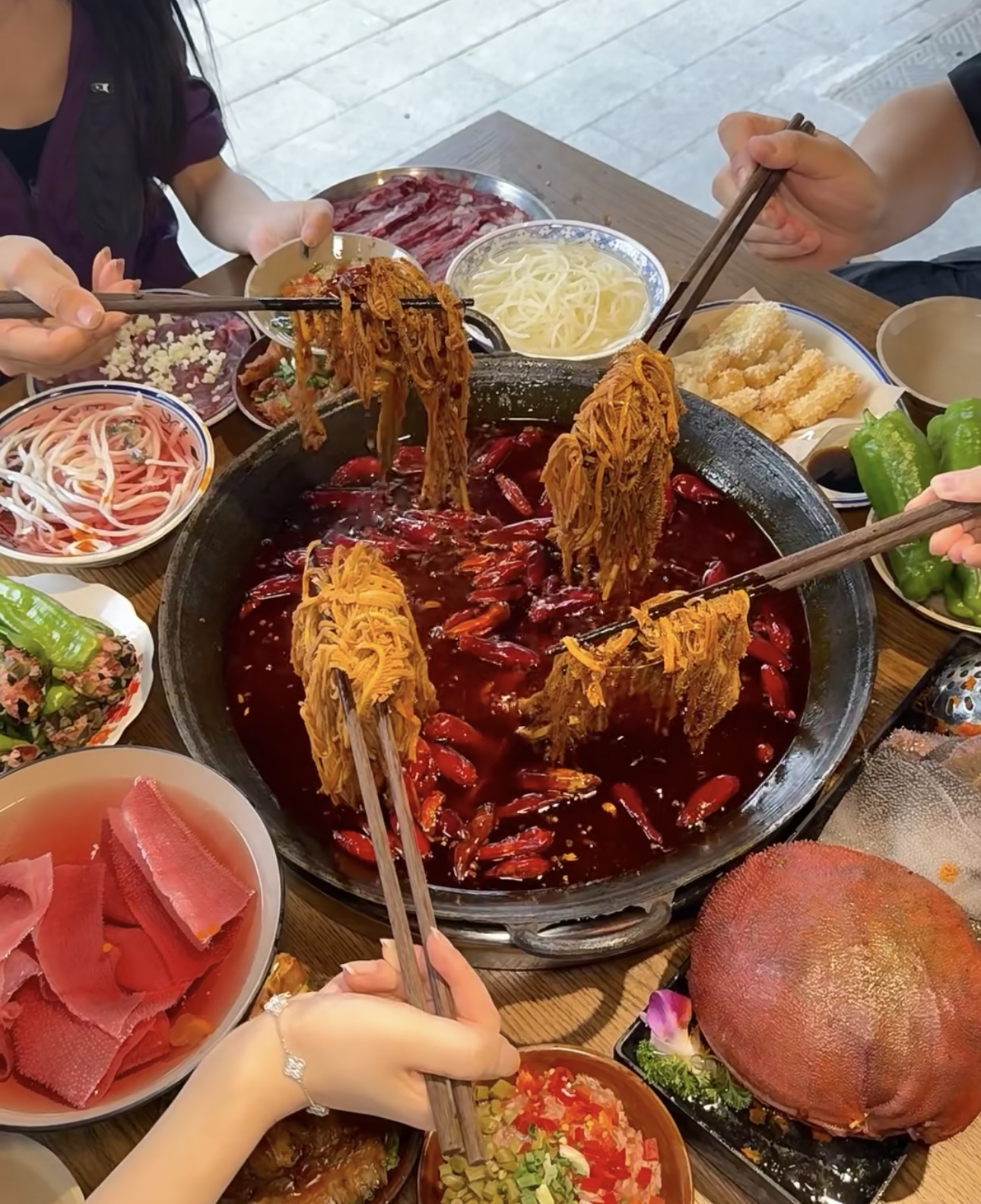 鲜香麻辣的火锅，是生活的调味剂。在这温馨 配图2