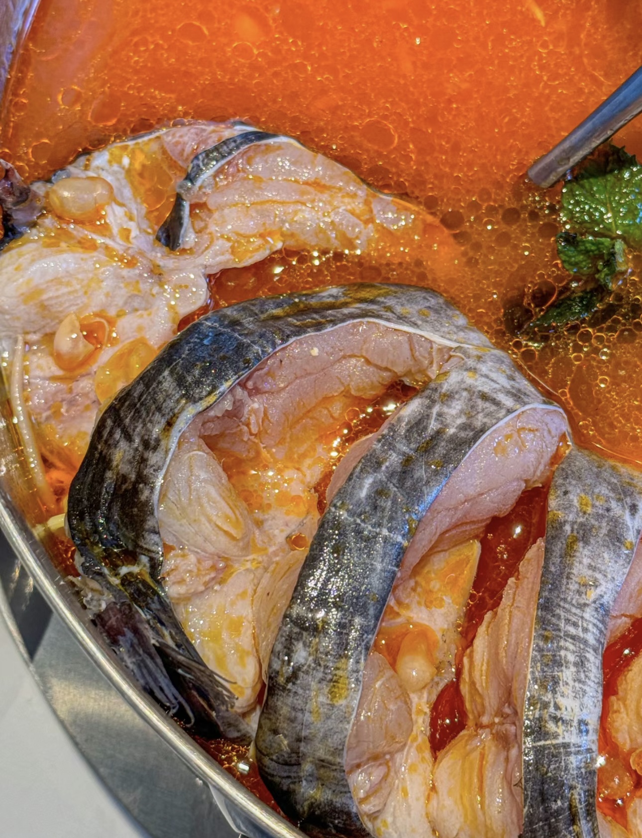 那浓郁的酸汤，包裹着滑嫩的鱼肉，热气腾腾 配图2