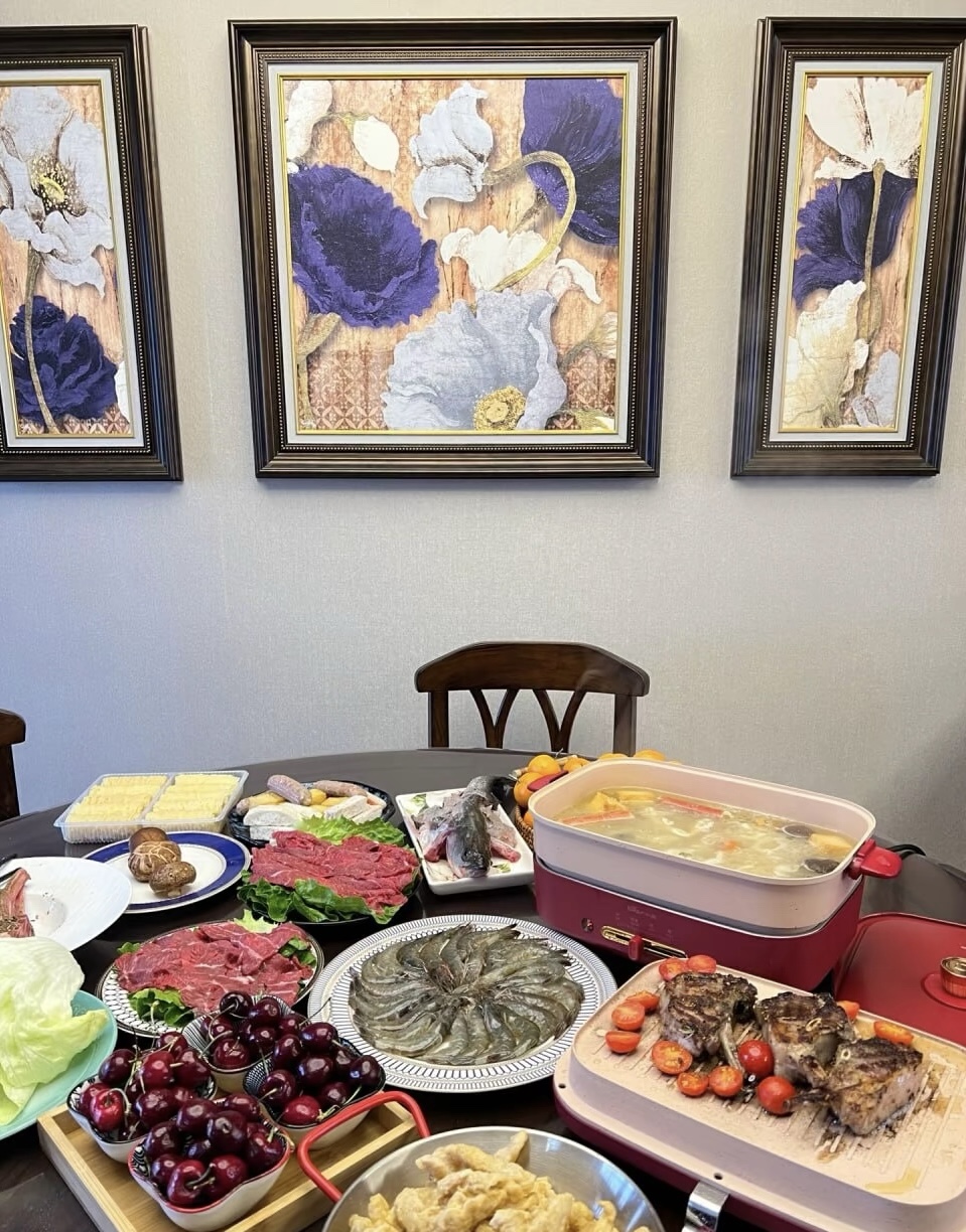 锅底热气腾腾，锅中是食材五花八门。肥瘦相 配图2