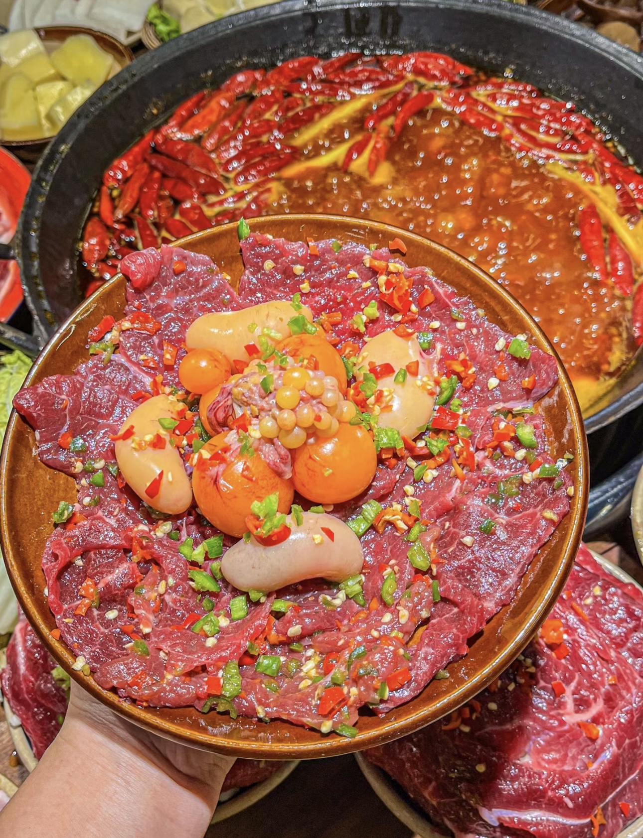 热辣火锅，香气四溢，食材新鲜多样。亲朋好 配图3