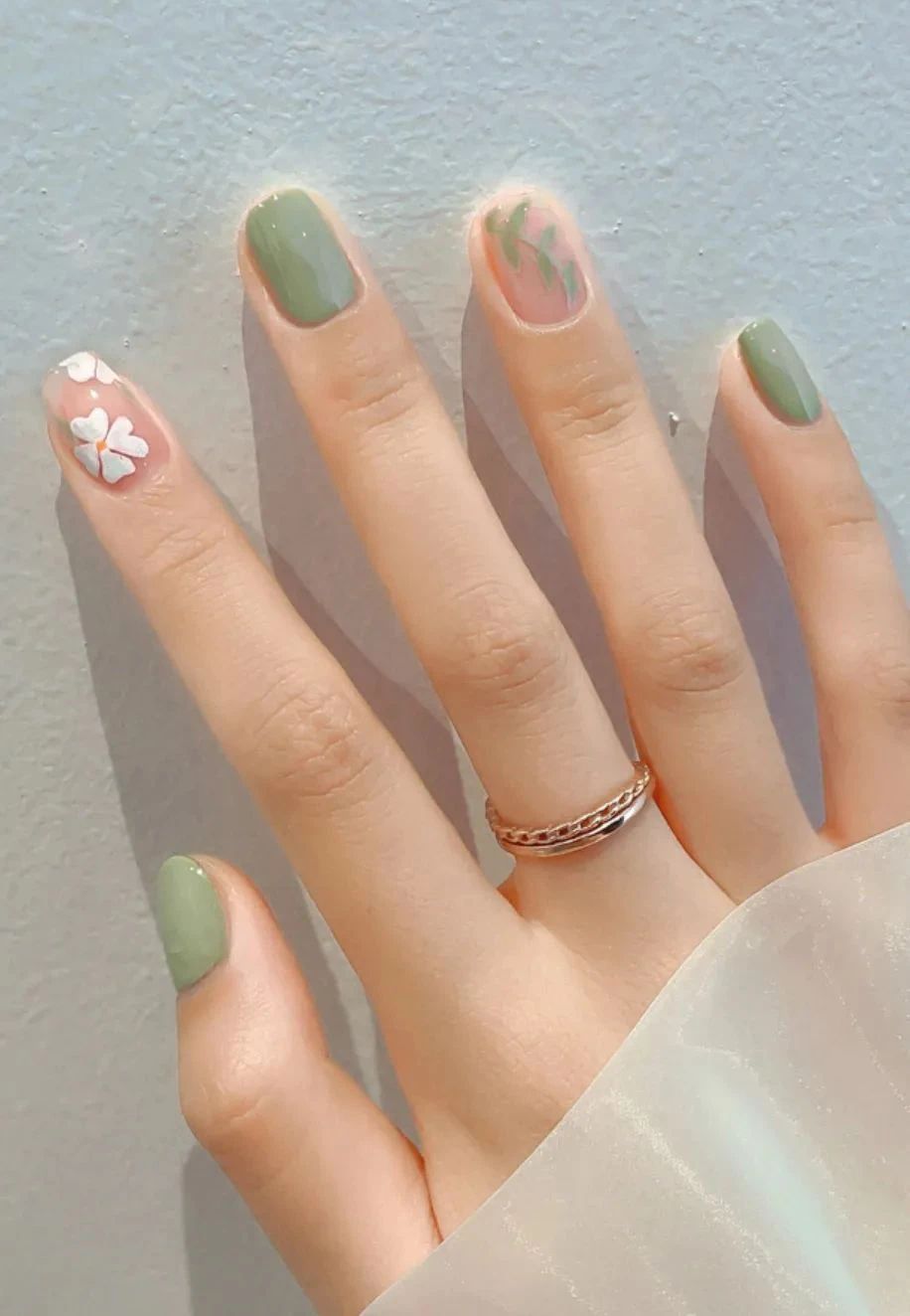 🌿清爽气质奶绿花朵 最近太喜欢绿色系美甲