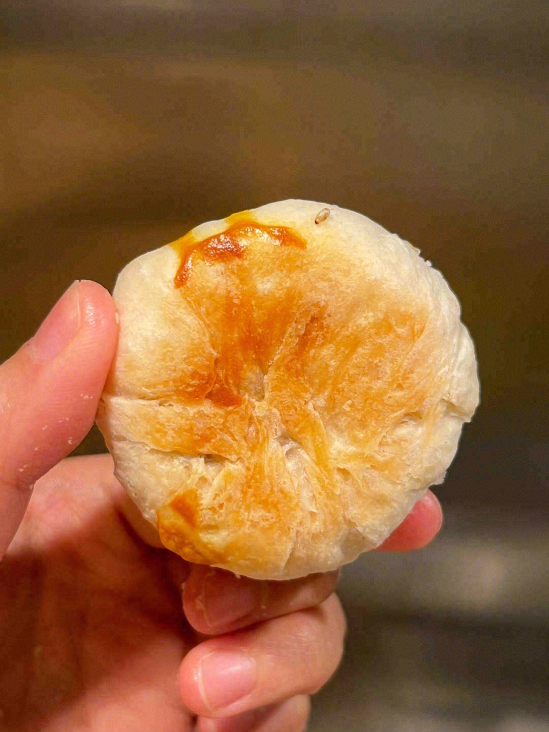 外皮烤成诱人的金黄色🌟，饼皮层层的油酥薄 配图2