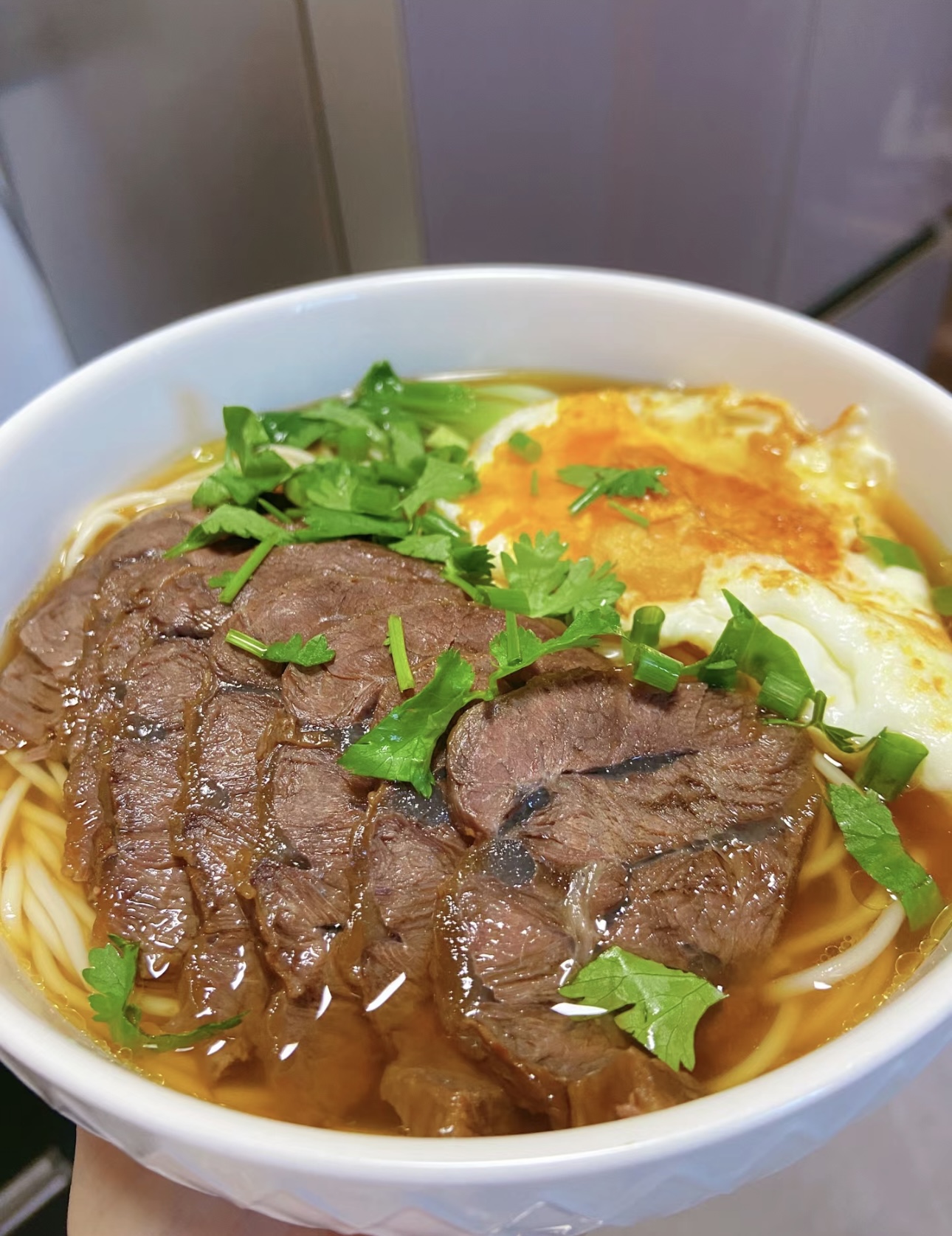 卤香四溢的牛肉面，大块牛肉软烂入味，卤汁 配图1