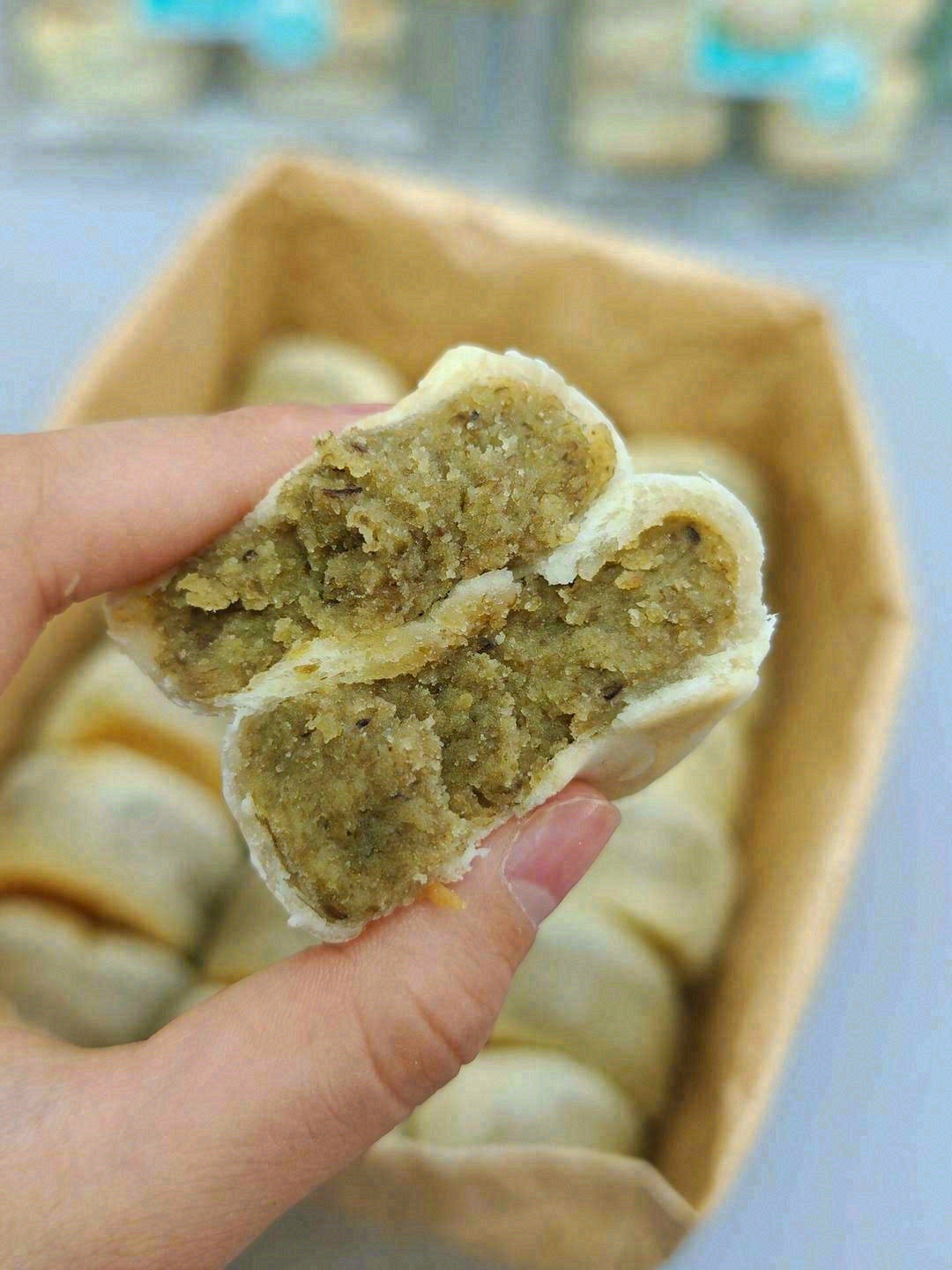 💁‍♀️这款特色绿豆饼以其独特的制作工艺 配图2